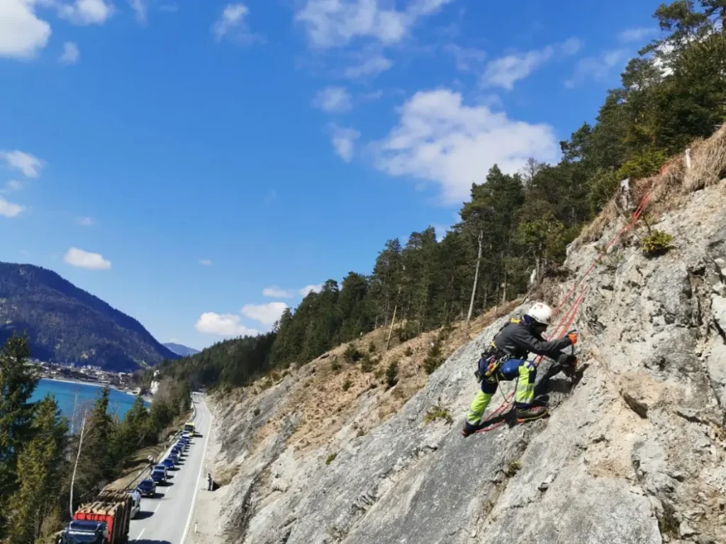 Nico Ganzer bei Felsräumarbeiten in Tirol – Höhenarbeit mit Seiltechnik am Steilhang über Straße