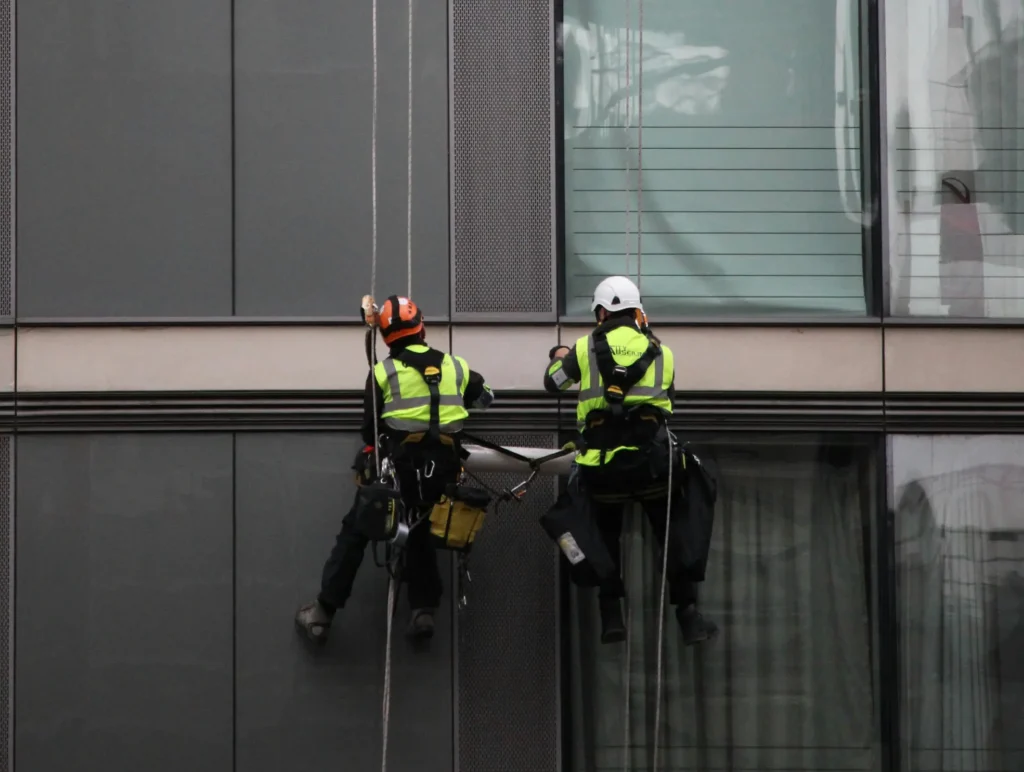 Montagearbeiten an einer Fassade mit Seilzugangstechnik – Höhenarbeiter Nico Ganzer im Einsatz